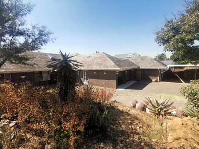 4 Bedroom House To Let in Constantia Kloof