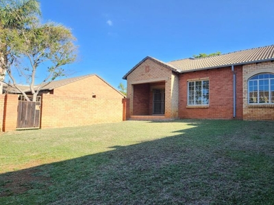 2 Bedroom townhouse - sectional for sale in Equestria, Pretoria