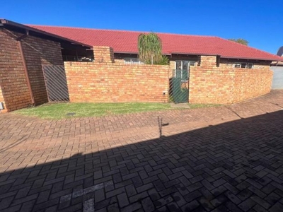 2 Bedroom townhouse - sectional rented in Birchleigh, Kempton Park