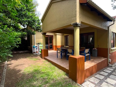2 Bedroom townhouse - sectional to rent in Douglasdale, Sandton