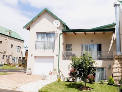 3 Bedroom Townhouse For Sale in Diaz Beach