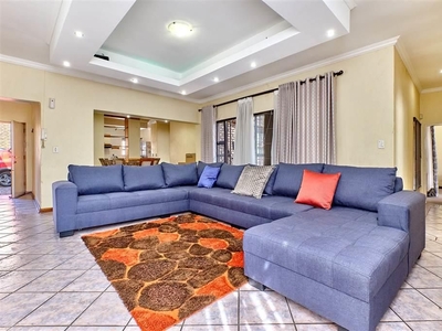 4 Bedroom Townhouse For Sale in Bryanston