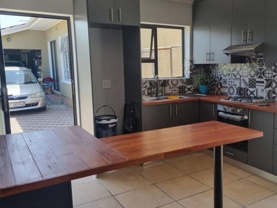 Bachelor Flat to rent in Richmond Estate, Goodwood