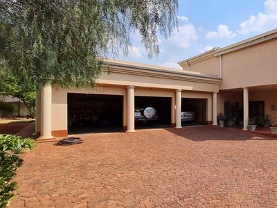Spacious family home in sought-after Raslouw area. Perfect for large families.