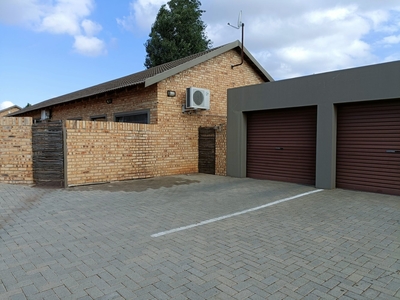 3 bedroom townhouse to rent in Langenhovenpark