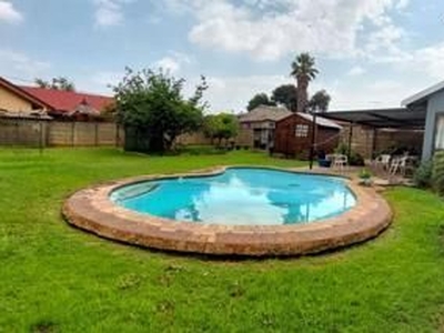 Prime Located Property in Roodekop (Leondale) - with a Solar heated pool and much more .