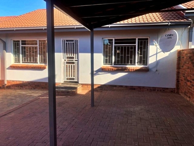 2 Bedroom Townhouse For Sale in Uitsig
