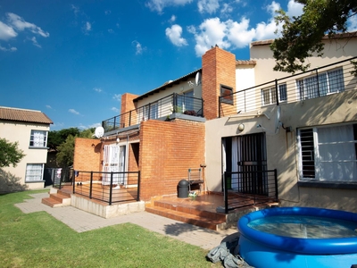 2 Bedroom Apartment For Sale in Ruimsig
