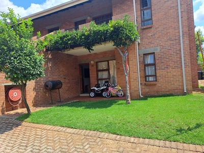 3 Bedroom Apartment For Sale in Ruimsig