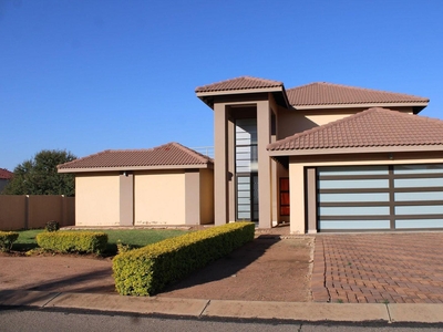 5 Bedroom House for sale in Theresapark - Thornbroock Golf Country Estate, 6700 Waterbock