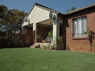 2 Bedroom Townhouse For Sale in Mooikloof Ridge