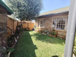 Beautiful townhouse in the well maintained complex situated in a boomed of area in Eldoraigne.