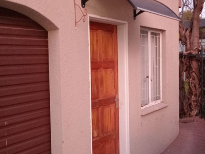 Bachelor Flat to rent in Heuwelsig, Bloemfontein