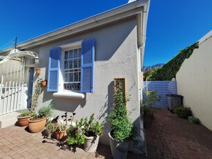 2 Bedroom House To Let in Claremont