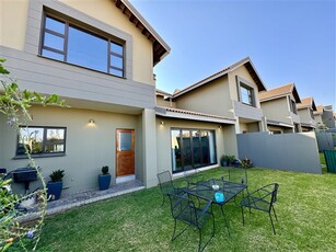3 Bed Townhouse in Woodland Hills