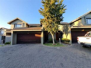 3 Bed Townhouse in Woodland Hills