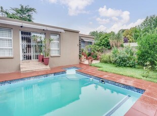 3 Bedroom Townhouse For Sale in Douglasdale