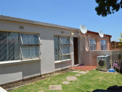2 Bedroom Apartment For Sale in Bloubosrand