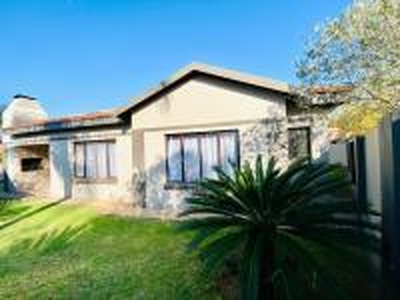 2 Bedroom House to Rent in Silver Lakes Golf Estate - Proper