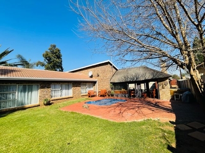 3 Bedroom House For Sale in Brackendowns