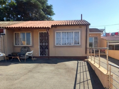 2 Bedroom Semi Detached For Sale in Caneside