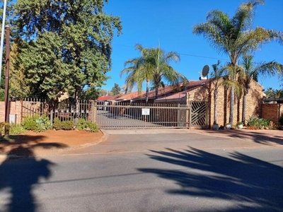 Townhouse For Sale In Rhodesdene, Kimberley