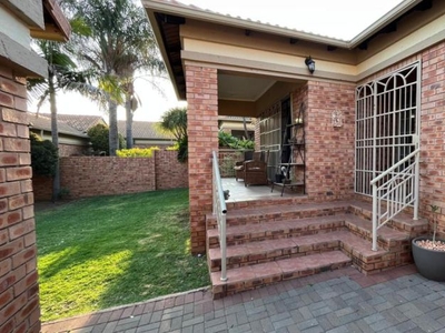 3 Bedroom townhouse - sectional to rent in Moreleta Park, Pretoria