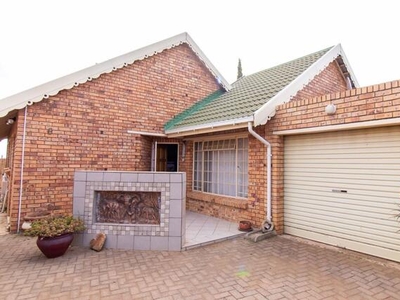Townhouse For Sale In Spitskop Sh, Bloemfontein