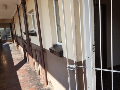 Lovely Secure 1 bedroom Flat in Vereeniging Central available IMMEDIATELY