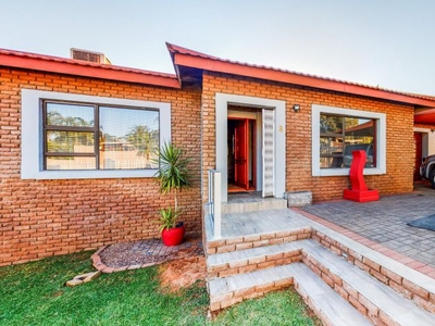 3 Bedroom house for sale in Keidebees, Upington
