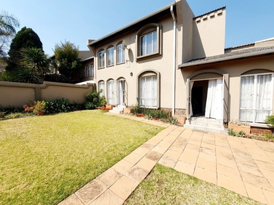 3 Bedroom Townhouse For Sale in Garsfontein