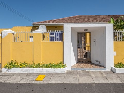 5 Bedroom House For Sale in Wynberg