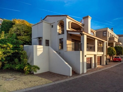 3 Bedroom duplex townhouse - sectional to rent in Northcliff, Randburg