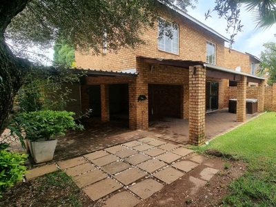 3 Bedroom duplex townhouse - sectional to rent in Sundowner, Randburg