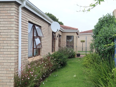 3 Bedroom Townhouse For Sale in Jeffreys Bay Central