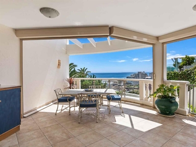 Apartment For Sale in Bantry Bay