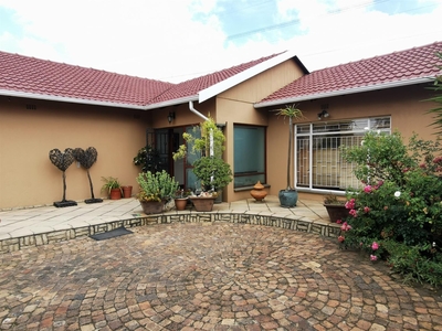 House For Sale in Dawnview