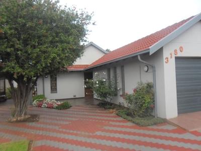 3 Bedroom House For Sale in Protea South