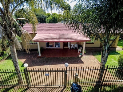 4 Bedroom House For Sale in Hurlyvale