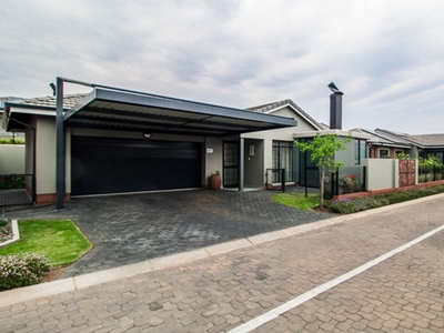Townhouse For Sale in WATERKLOOF RIDGE