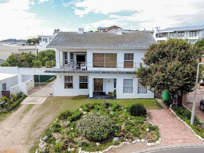 6 Bedroom House For Sale in Yzerfontein