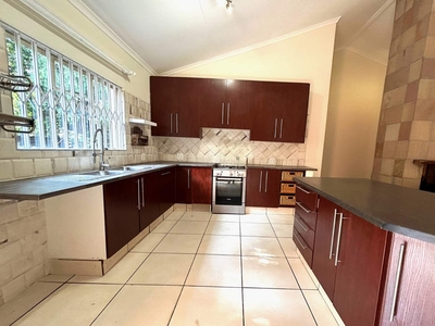 Charming, Modern Two Bed, 2 Bath Garden Cottage in the Heart of JHB North.