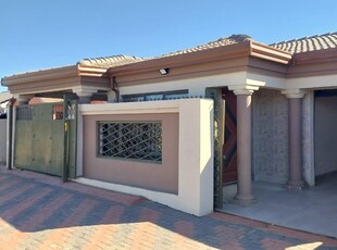 4 Bedroom House for sale in Embalenhle