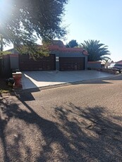 6 Bedroom House For Sale in Die Heuwel