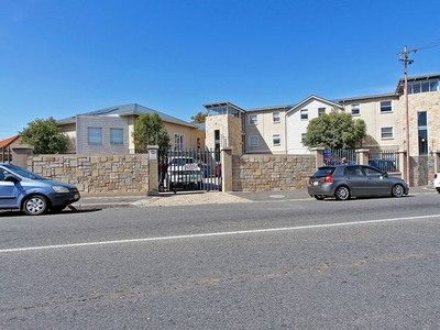 2 Bedroom Apartment To Let in Claremont