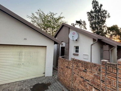 2 Bedroom townhouse - sectional to rent in Radiokop, Roodepoort