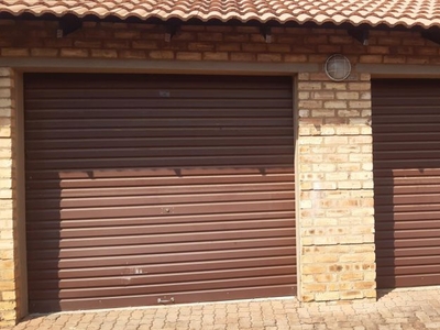 3 Bedroom duplex townhouse - sectional to rent in Hazeldean, Pretoria