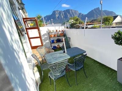 2 Bedroom cottage to rent in Claremont, Cape Town