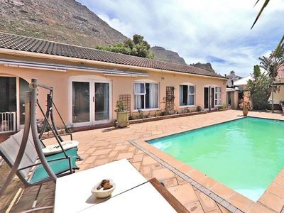 4 Bedroom house for sale in Lakeside, Cape Town