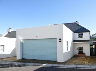 Come and enjoy the Kingshaven Estate lifestyle in this immaculate townhouse.